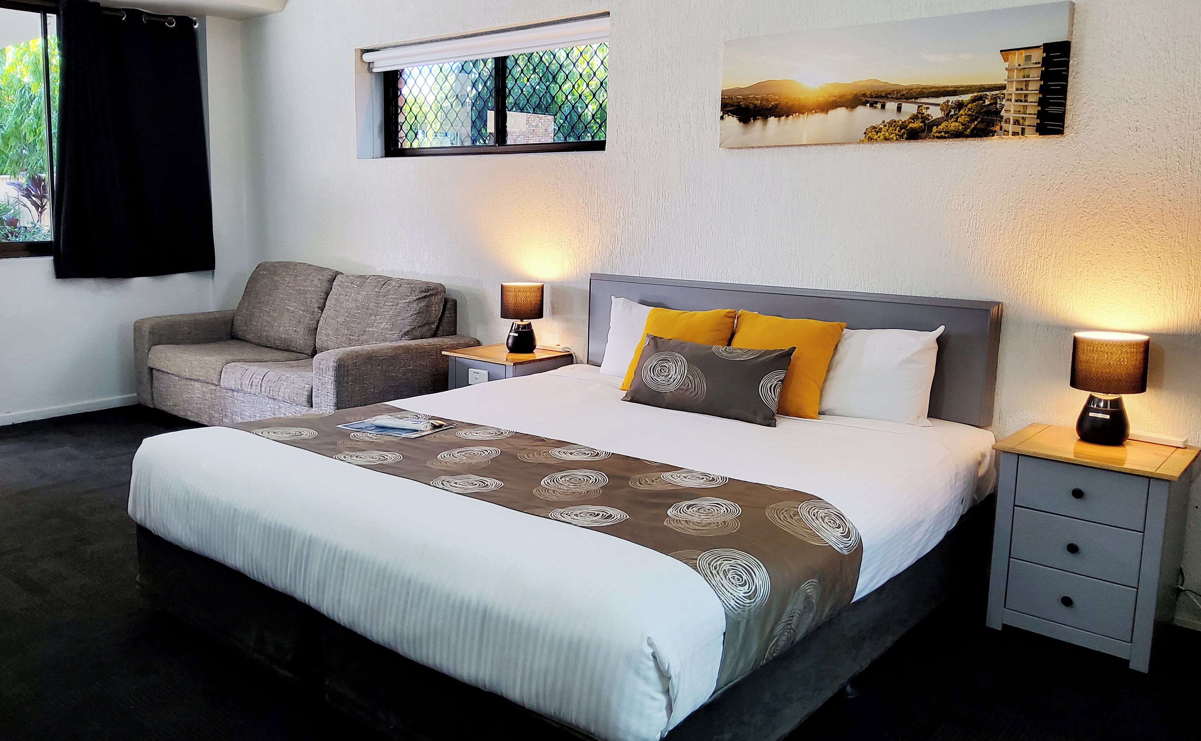 豪華雙人房 (King (Non Pet)) | 書桌、手提電腦工作空間、遮光窗簾/窗簾、熨斗/熨衫板