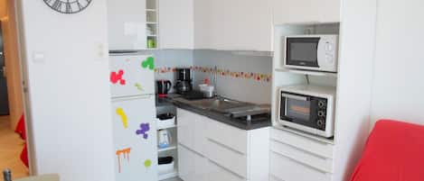 Jääkaappi, mikroaaltouuni, kahvin-/teenkeitin, leivänpaahdin