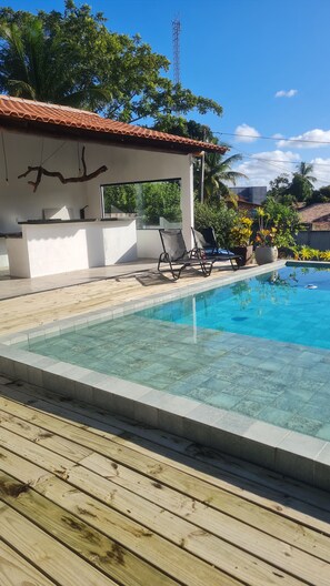 Piscine extérieure, chaises longues