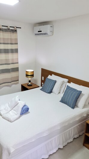 Suite tradicional | Minibar, mobiliario individual, tabla de planchar con plancha