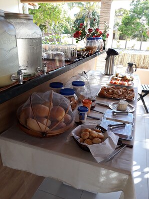 Free daily buffet breakfast - Pousada Jeito Bom de Viver (Porto Seguro)