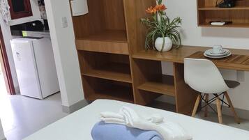 Suíte tradicional | Frigobar, individualmente mobiliados, ferros/tábuas de passar roupa