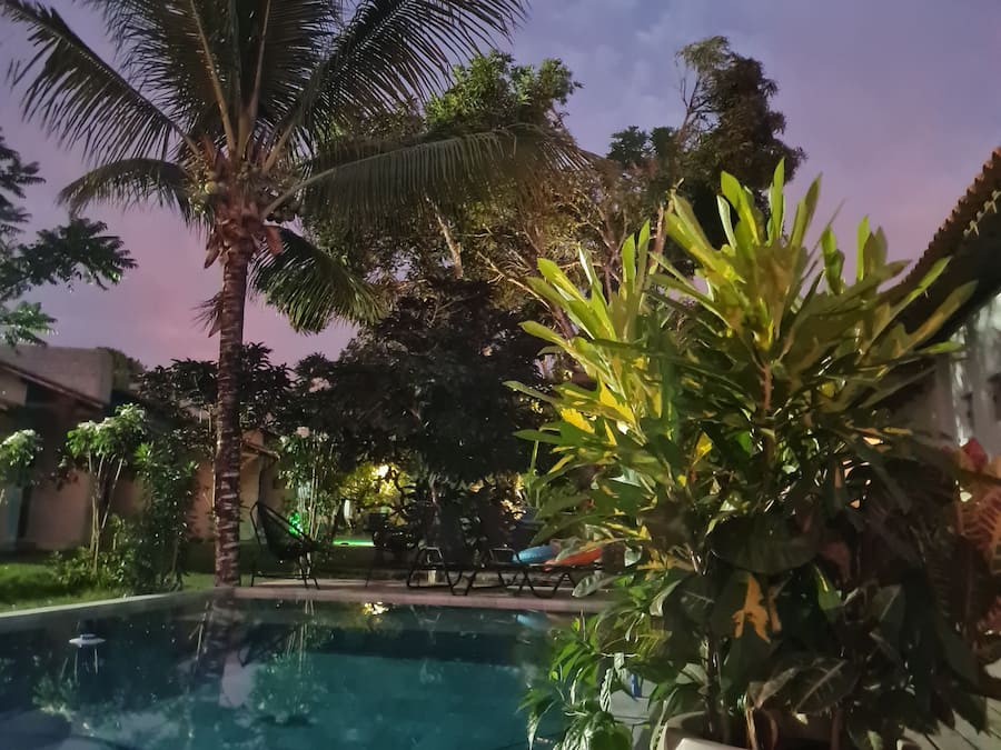 Una piscina al aire libre, sillones reclinables de piscina