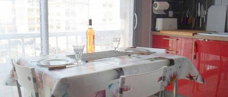 Réfrigérateur, micro-ondes, four, cafetière/bouilloire