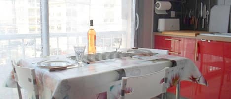 Coffee/tea maker, fridge, microwave, oven