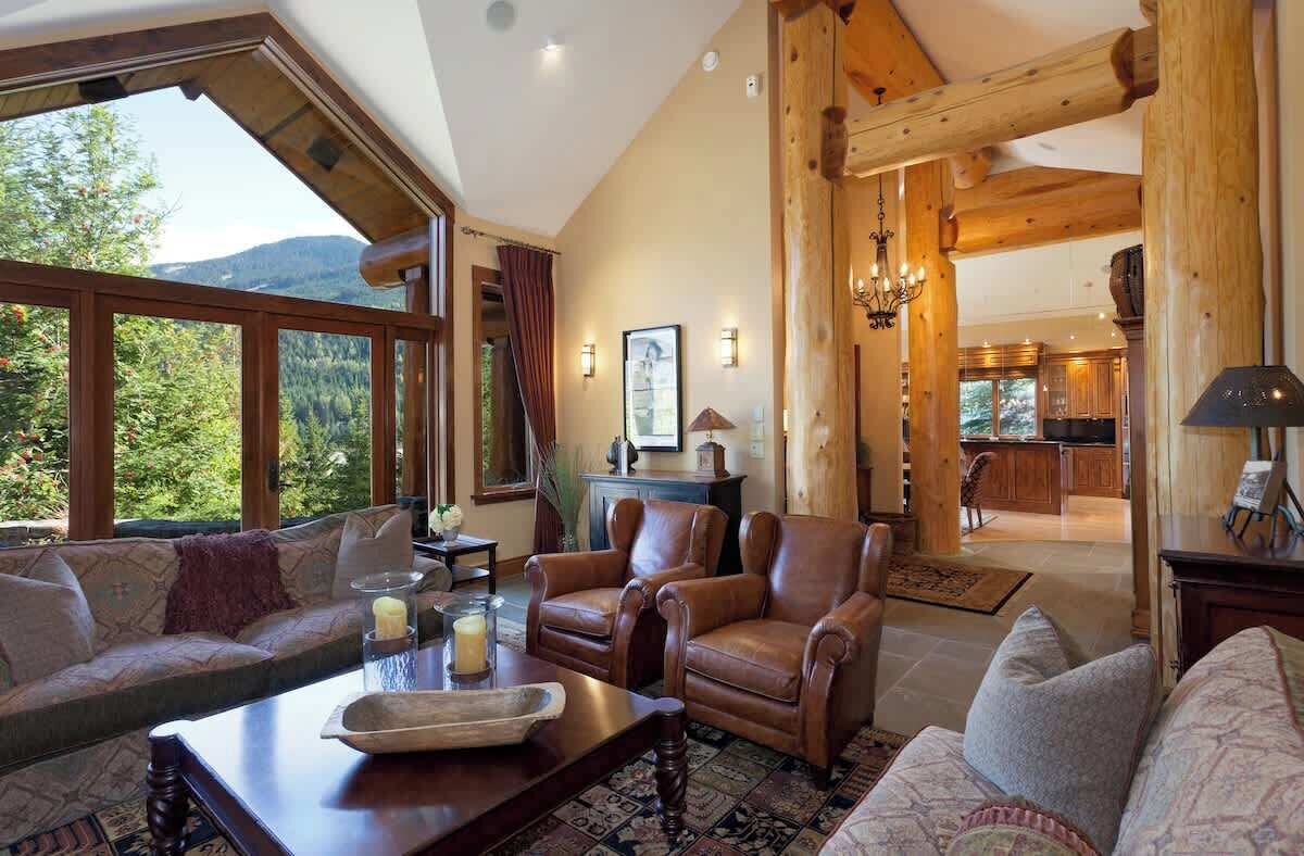 Televisio, takka, työhuone