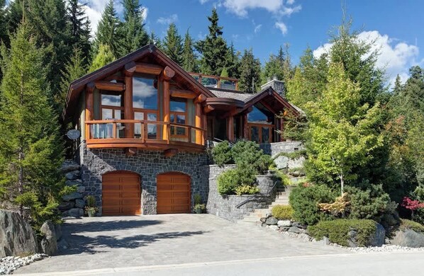 Exterior - Alpine chalet w/ hot tub & rooftop deck (Whistler)