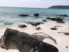 På stranden