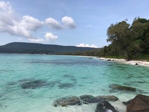 På stranden