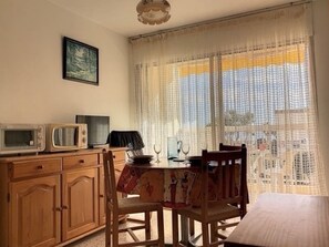 Dining - Bright Studio near Thermal Baths with WIFI and Balcony (Balaruc-les-Bains)