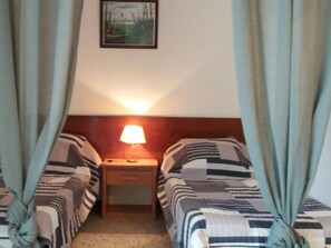 Room - Bright Studio near Thermal Baths with WIFI and Balcony (Balaruc-les-Bains)