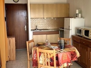 Private kitchen - Bright Studio near Thermal Baths with WIFI and Balcony (Balaruc-les-Bains)