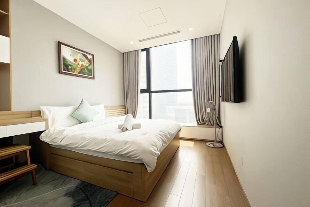 3 bedrooms, Egyptian cotton sheets, premium bedding, down comforters