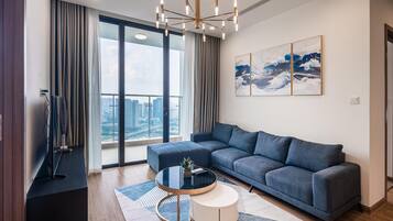 Luxury Apartment, 3 Bedrooms, Lake View, Tower | Living area