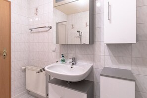 Badewanne, Handtücher, Toilettenpapier
