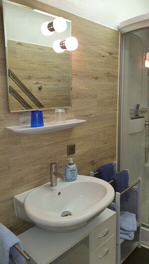 Ensemble douche/baignoire, serviettes fournies, savon, papier toilette