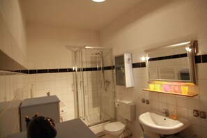 Combined shower/tub, hair dryer, towels - At the gates of Hamburg, in the old country (Mittelnkirchen)