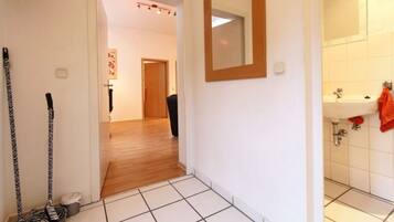 Duschwanne, Haartrockner, Handtücher