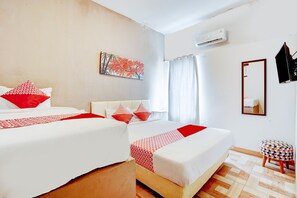 Free WiFi, bed sheets - OYO 1043 Sofie Syariah (Sidoarjo)