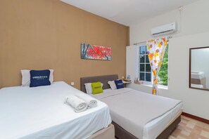 Free WiFi, bed sheets - OYO 1043 Sofie Syariah (Sidoarjo)