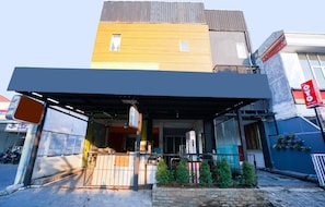 Exterior - OYO 1043 Sofie Syariah (Sidoarjo)