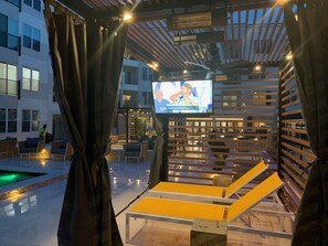 Seasonal outdoor pool, free cabanas, pool umbrellas - Steelyard Apartment (St. Louis)