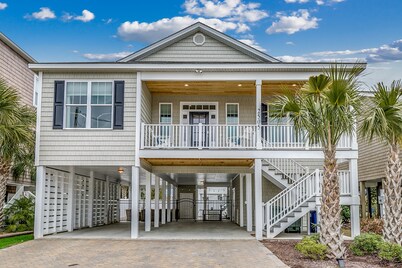 Luxury Home with PRIVATE POOL! Pet Friendly and Wifi
