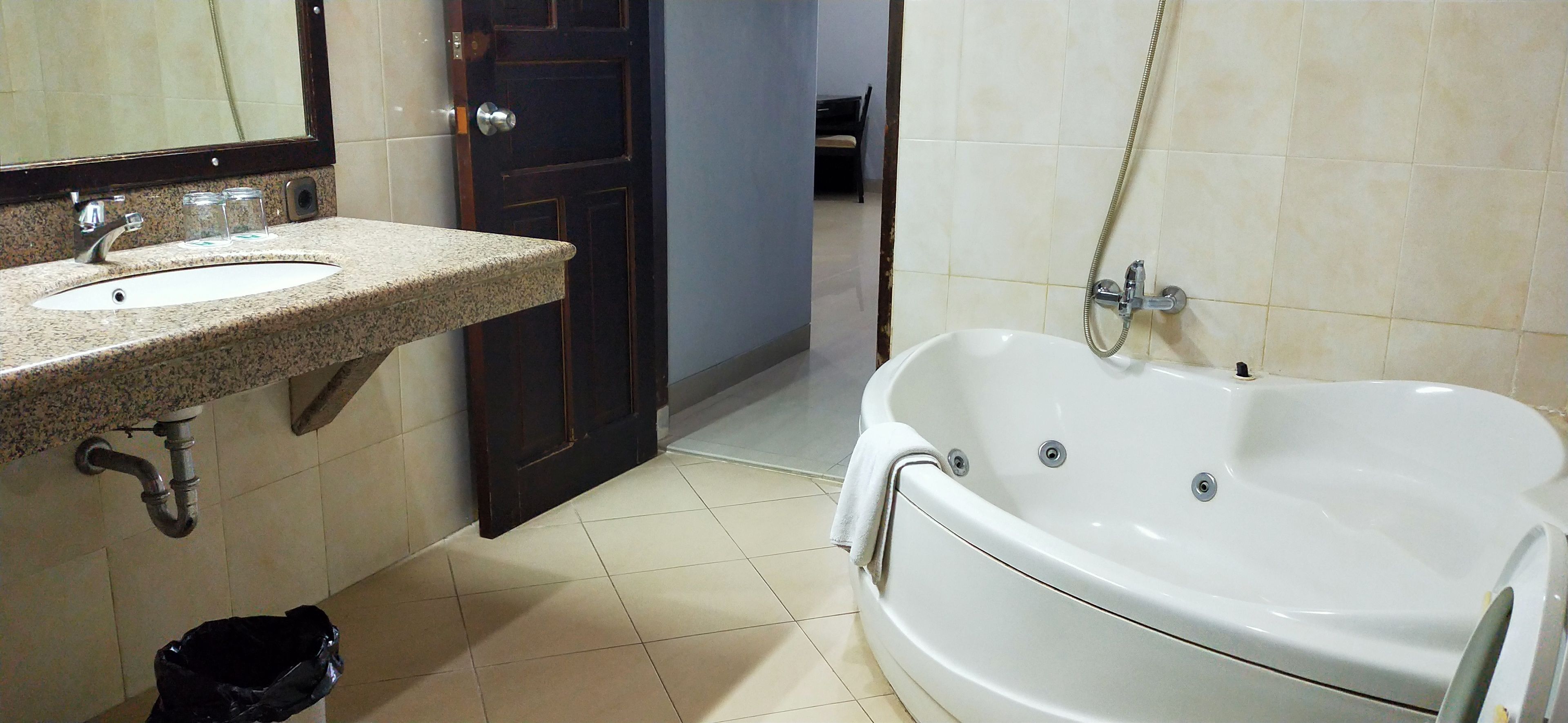 villa diamond | bathroom | shower, towels, soap, shampoo