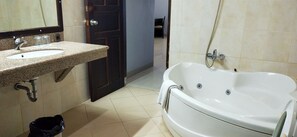 Villa de lujo, 3 habitaciones | Baño | Ducha, toallas, jabón y champú