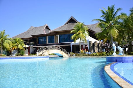 Outdoor pool. BDI Townhouse Hotel & Residence Balikpapan