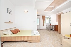 WiFi, bed sheets - Studio apartment with sea view in Villa Popovic (Kotor)