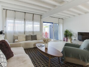 TV - CALYPSO, beautiful city house in quiet area, close to center. (Biarritz)