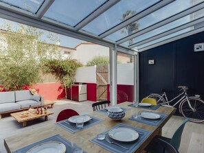 Outdoor dining - CALYPSO, beautiful city house in quiet area, close to center. (Biarritz)