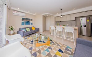 Apartamento superluxo, 1 quarto, acesso à piscina, vista para o oceano | Sala de estar