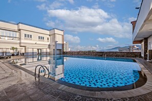 2 outdoor pools - Grand Whiz Megamas Manado (Manado)