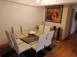 City-Apartment | Essbereich im Zimmer