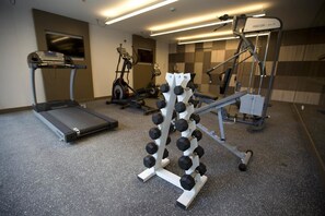 A gym with treadmills, elliptical machines, and a dumbbell rack. - Exclusivo departamento miraflores (Lima)