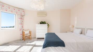 4 slaapkamers, een bureau, een strijkplank/strijkijzer, reisbedje
