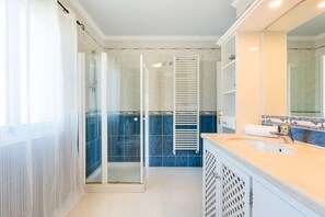 シャワー、ヘアドライヤー、タオル