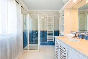 Shower, hair dryer, towels - Villa Panorama – Ocean View Oasis with Private Pool, Mijas Costa (Mijas Costa)