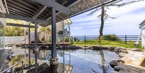 A spa area with a hot tub, stone pool, and a view of the sea. - il azzurri (Nishiizu)