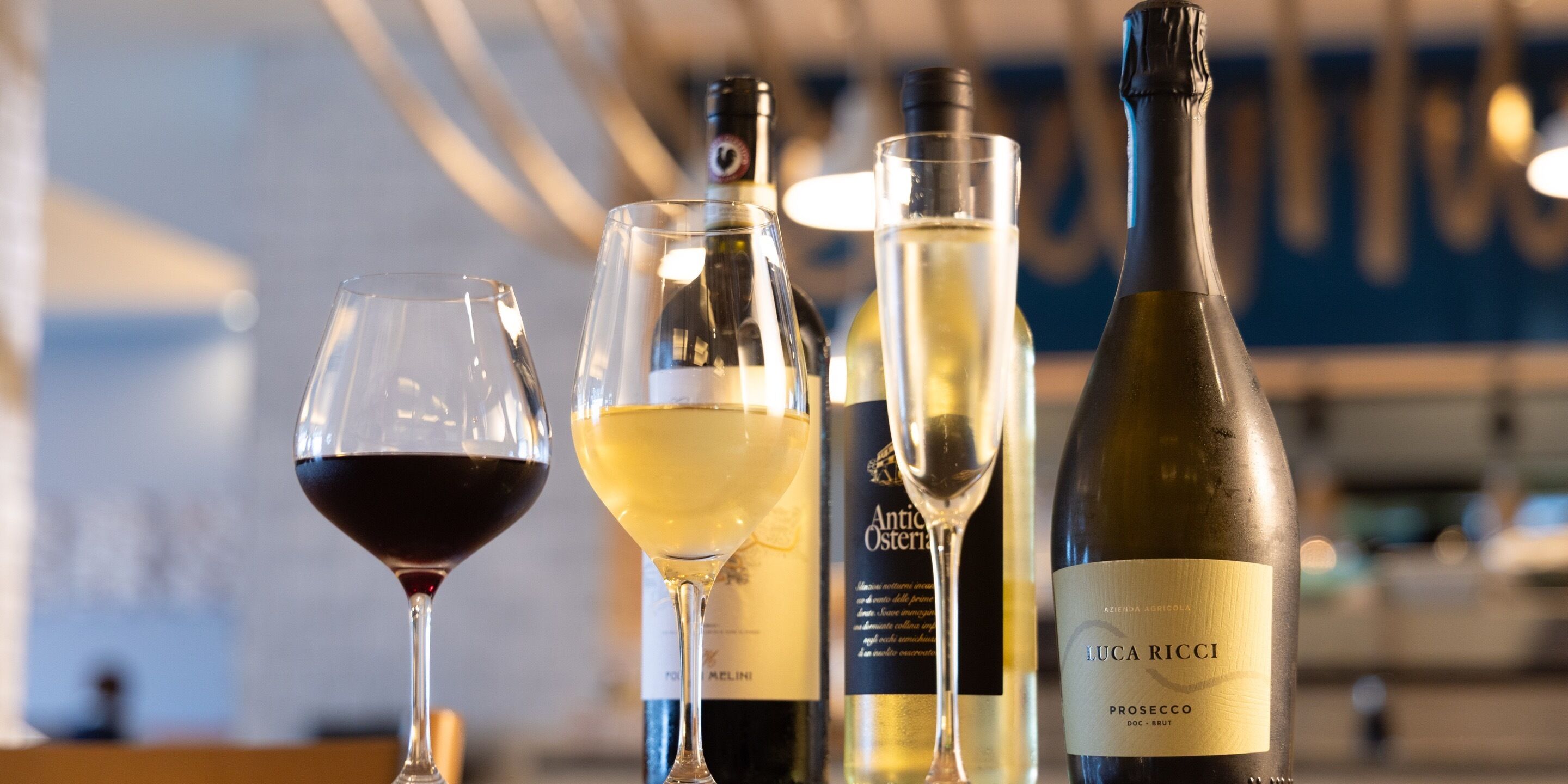 Una selezione di bottiglie di vino e bicchieri su un tavolo.