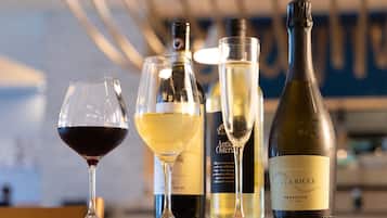 Una selezione di bottiglie di vino e bicchieri su un tavolo.