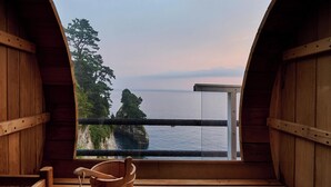 Une cabane en bois offrant une vue sur la mer et les falaises.