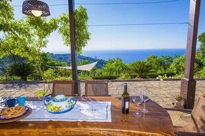 Outdoor dining - AMORE RENTALS - Villa dei Galli with Private Pool, Sea View, Garden, Parking and Air Conditioning (Sant´Agata sui Due Golfi)