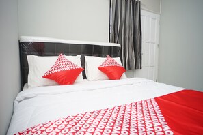 Deluxe Double Room | Free WiFi, bed sheets - OYO 1007 Alletha Guest House 2 (Balikpapan)