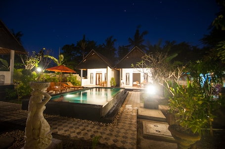 Outdoor pool, pool umbrellas, sun loungers. Japa Bungalow