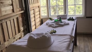 Sauna, hot tub, steam room, hot springs/mineral springs