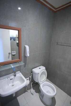 Buồng tắm vòi sen, đồ dùng nhà tắm miễn phí, khăn tắm, xà phòng 