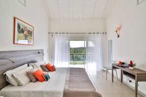 5 bedrooms, iron/ironing board, WiFi, bed sheets